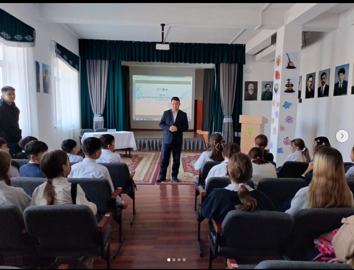 «Almaty regionның дін істері басқармасы». «Дін саласындағы мәселелерді зерттеу орталығының» бөлім басшысы. Дінтанушы. Республикалық ақпараттық түсіндіру тобы мүшесі. ЖоMarchқанов Жасұлан Мұратұлымен 5-10 сынып оқушыларымен кездесу ұйымдастырылды.