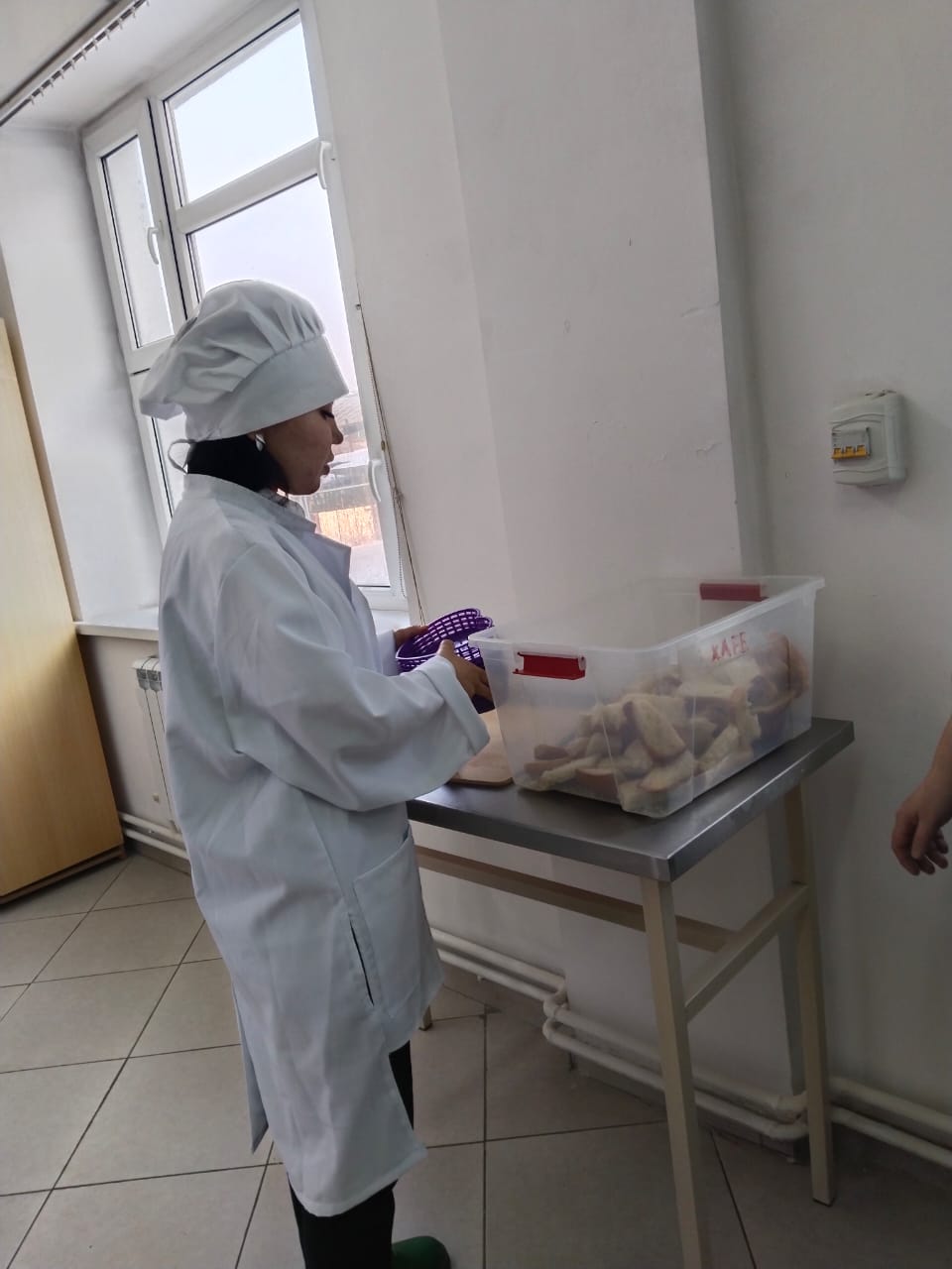 Мектептің бракераж комиссия мүшелері мектеп асханасын тексерді